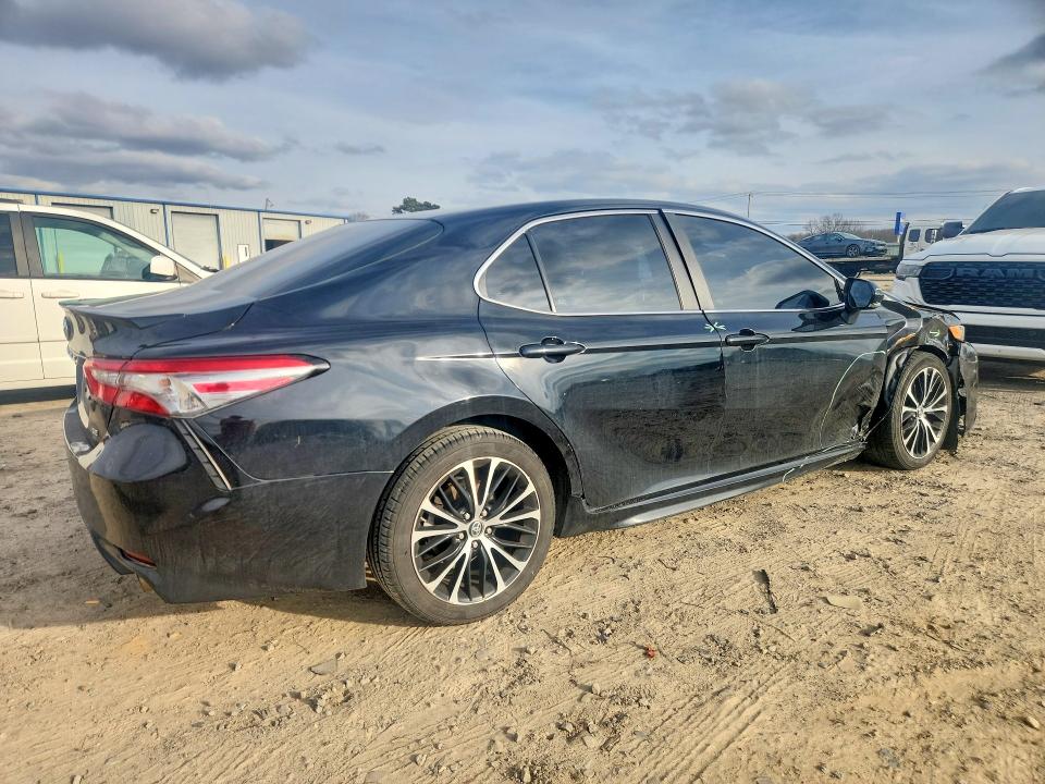 76823915 :رقم المزاد ، 4T1B11HK0JU114328 vin ، 2018 Toyota Camry مزاد بيع