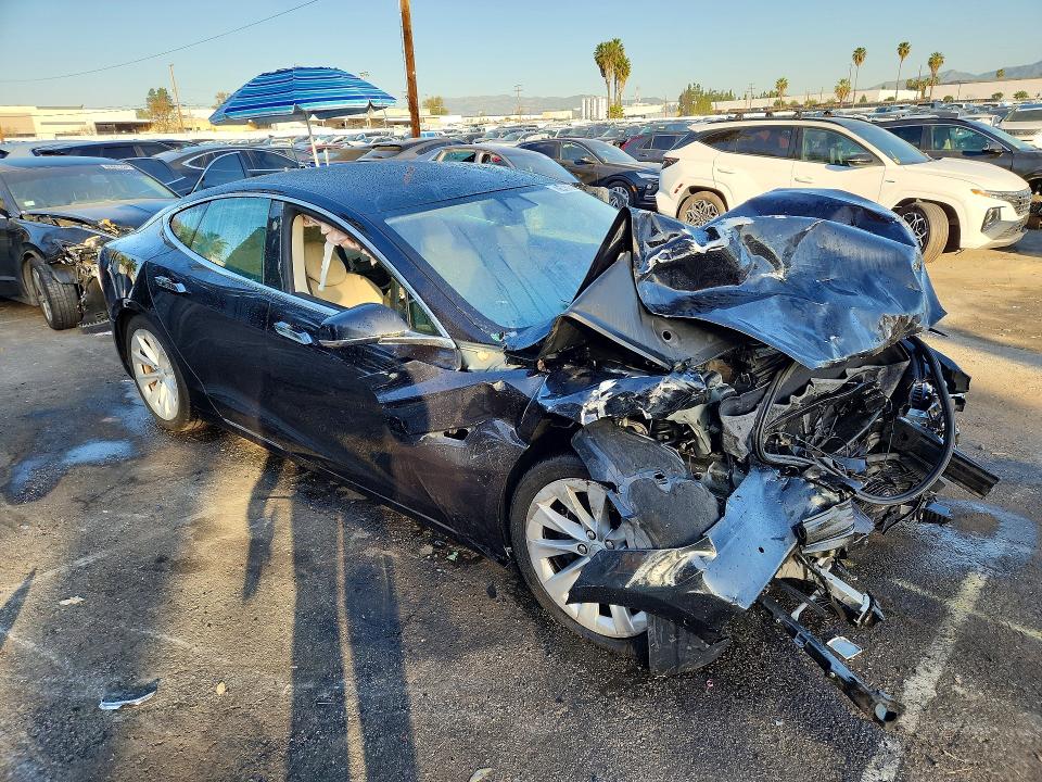 47138986 :رقم المزاد ، 5YJSA1E28HF198667 vin ، 2017 Tesla Model S مزاد بيع