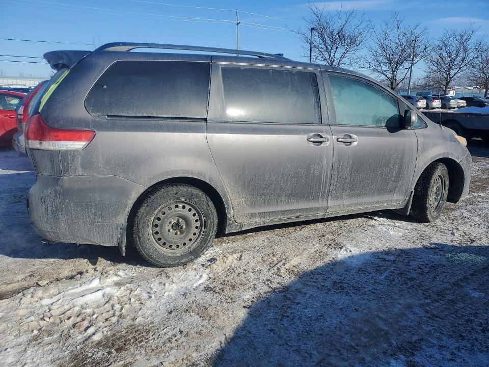 77367595 :رقم المزاد ، 5TDKK3DC9DS389457 vin ، 2013 Toyota Sienna مزاد بيع