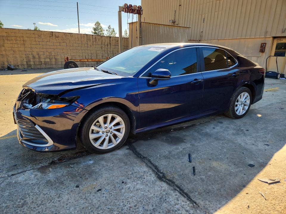 77739465 :رقم المزاد ، 4T1C11AK1NU061000 vin ، 2022 Toyota Camry مزاد بيع