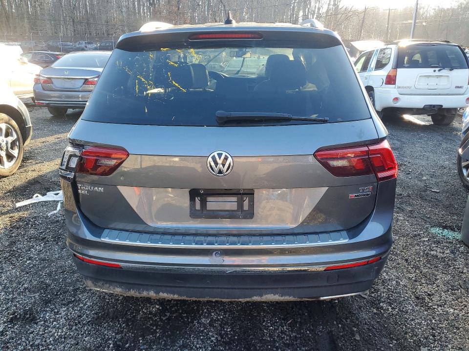 77811545 :رقم المزاد ، 3VV2B7AX2JM157875 vin ، 2018 Volkswagen Tiguan مزاد بيع