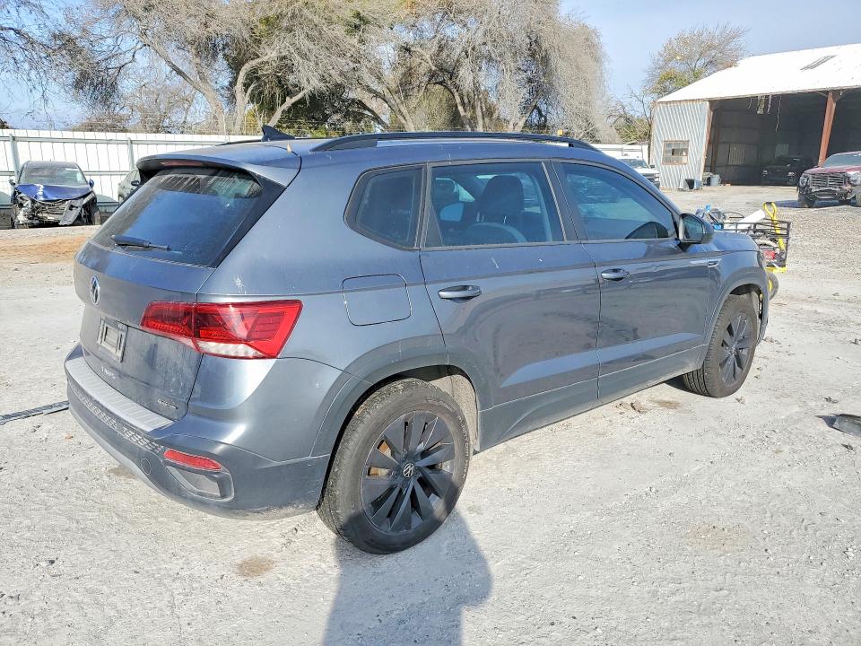 75556415 :رقم المزاد ، 3VVAX7B2XNM046898 vin ، 2022 Volkswagen Taos مزاد بيع