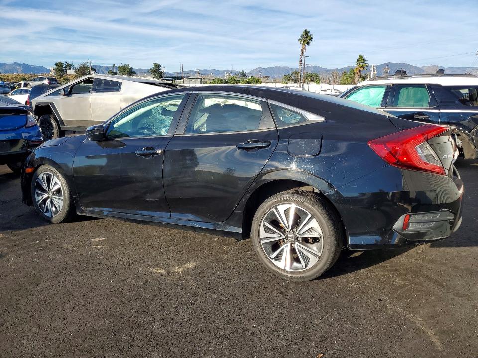 79111365 :رقم المزاد ، 2HGFC2F56JH511825 vin ، 2018 Honda Civic مزاد بيع