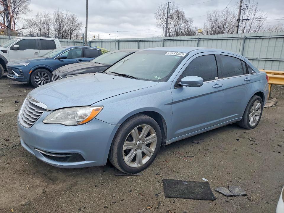 76917205 :رقم المزاد ، 1C3CCBAB8DN697852 vin ، 2013 Chrysler 200 مزاد بيع