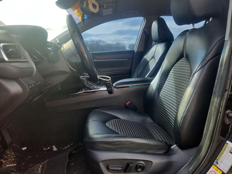 76823915 :رقم المزاد ، 4T1B11HK0JU114328 vin ، 2018 Toyota Camry مزاد بيع