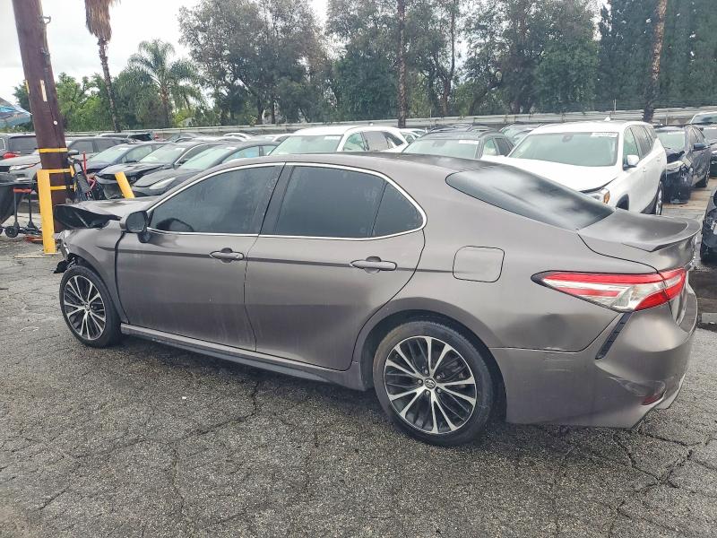 98452895 :رقم المزاد ، 4T1B11HK6JU132185 vin ، 2018 Toyota Camry مزاد بيع