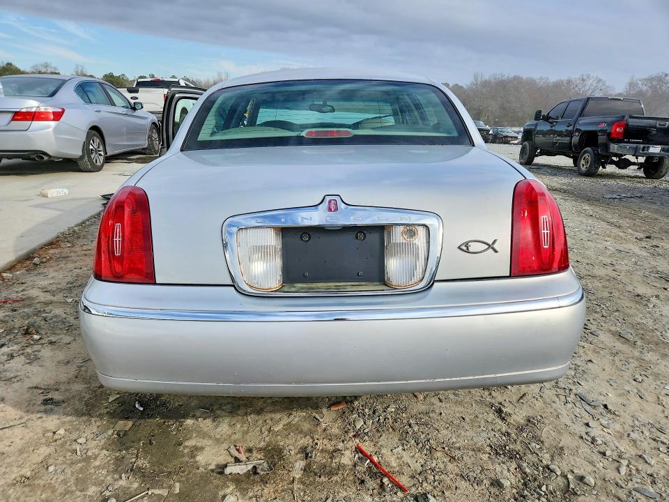 77379095 :رقم المزاد ، 1LNHM81W1YY900195 vin ، 2000 Lincoln Town Car مزاد بيع