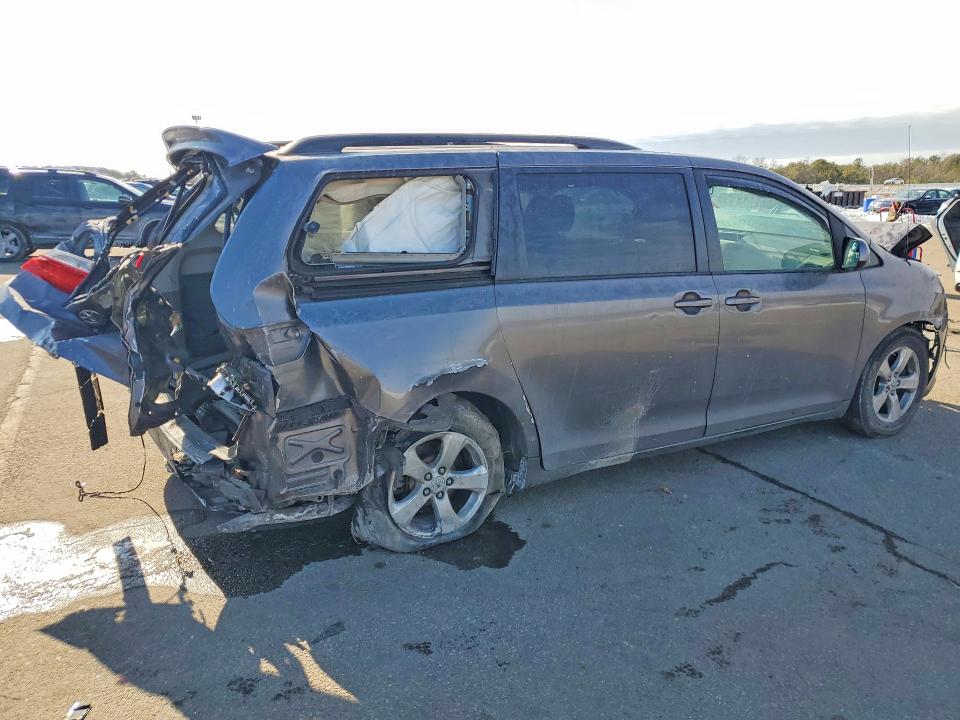 2011 Toyota Sienna მანქანა იყიდება აუქციონზე, vin: 5TDKK3DC4BS037836, აუქციონის ნომერი: 75628545