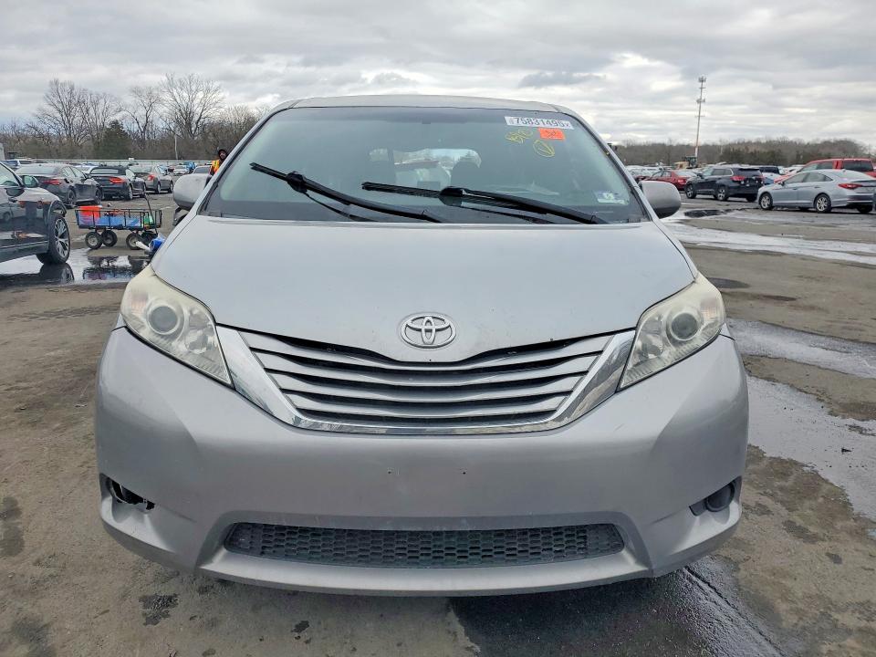 75831495 :رقم المزاد ، 5TDJK3DC9FS094888 vin ، 2015 Toyota Sienna مزاد بيع