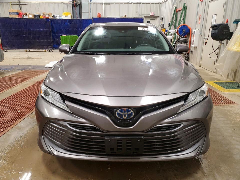 75677995 :رقم المزاد ، 4T1B21HK6JU007622 vin ، 2018 Toyota Camry Hybr مزاد بيع