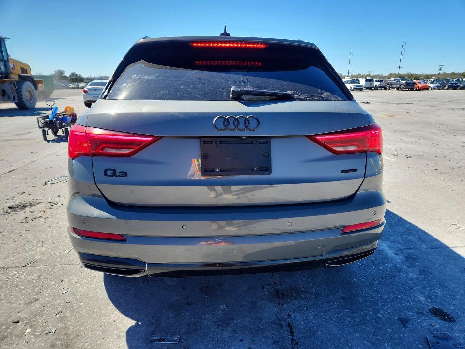 75977605 :رقم المزاد ، WA1BUCF3XM1083303 vin ، 2021 Audi Q3 مزاد بيع