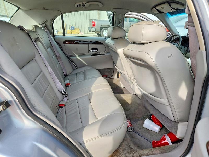 77379095 :رقم المزاد ، 1LNHM81W1YY900195 vin ، 2000 Lincoln Town Car مزاد بيع