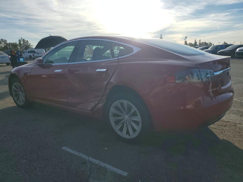 78358555 :رقم المزاد ، 5YJSA1E28JF262664 vin ، 2018 Tesla Model S مزاد بيع