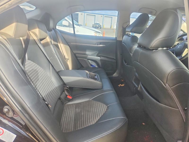 76823915 :رقم المزاد ، 4T1B11HK0JU114328 vin ، 2018 Toyota Camry مزاد بيع