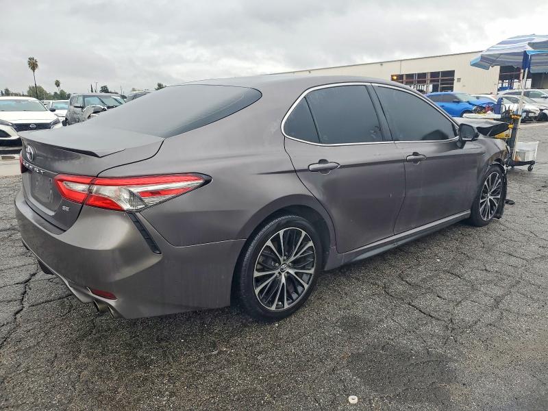 98452895 :رقم المزاد ، 4T1B11HK6JU132185 vin ، 2018 Toyota Camry مزاد بيع