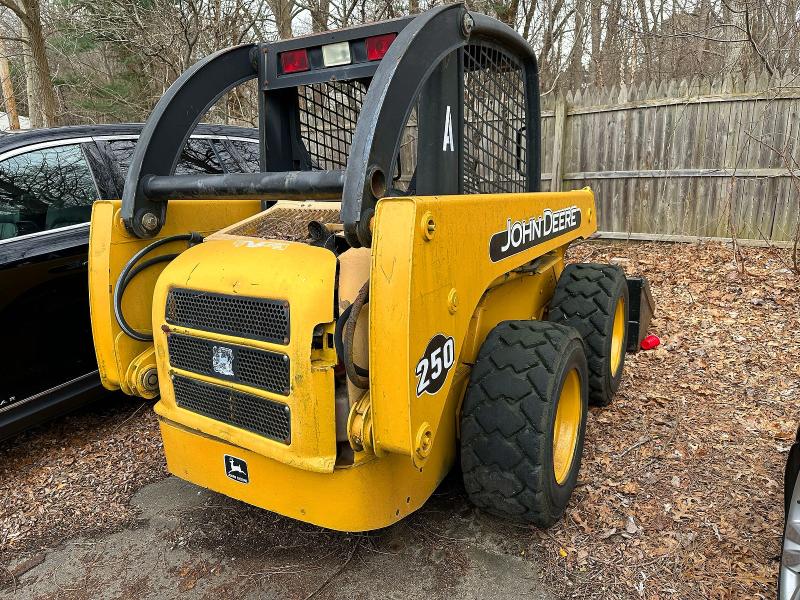 79255635 :رقم المزاد ، KV0250A250800 vin ، 2010 John Deere 250 مزاد بيع