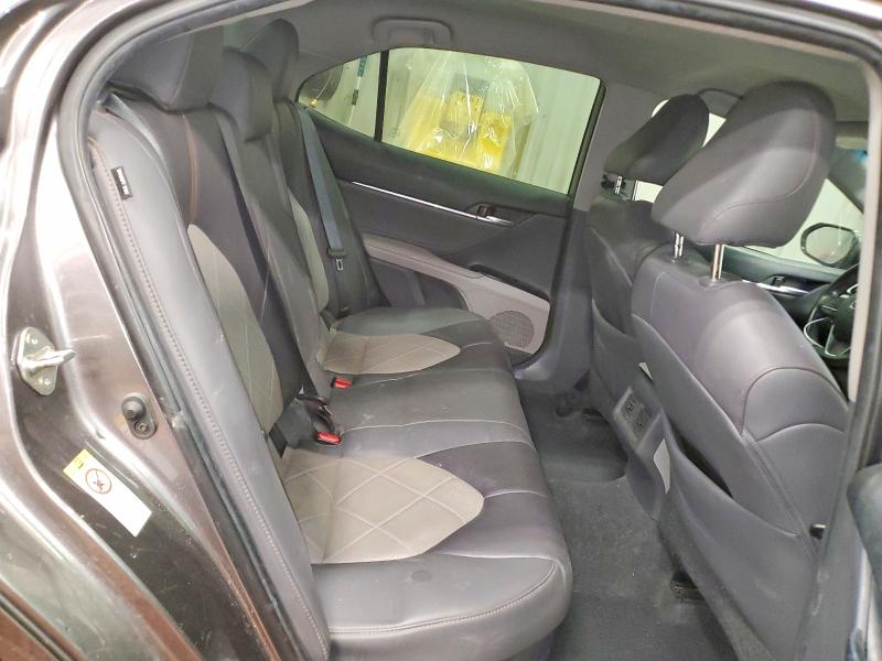 75677995 :رقم المزاد ، 4T1B21HK6JU007622 vin ، 2018 Toyota Camry Hybr مزاد بيع