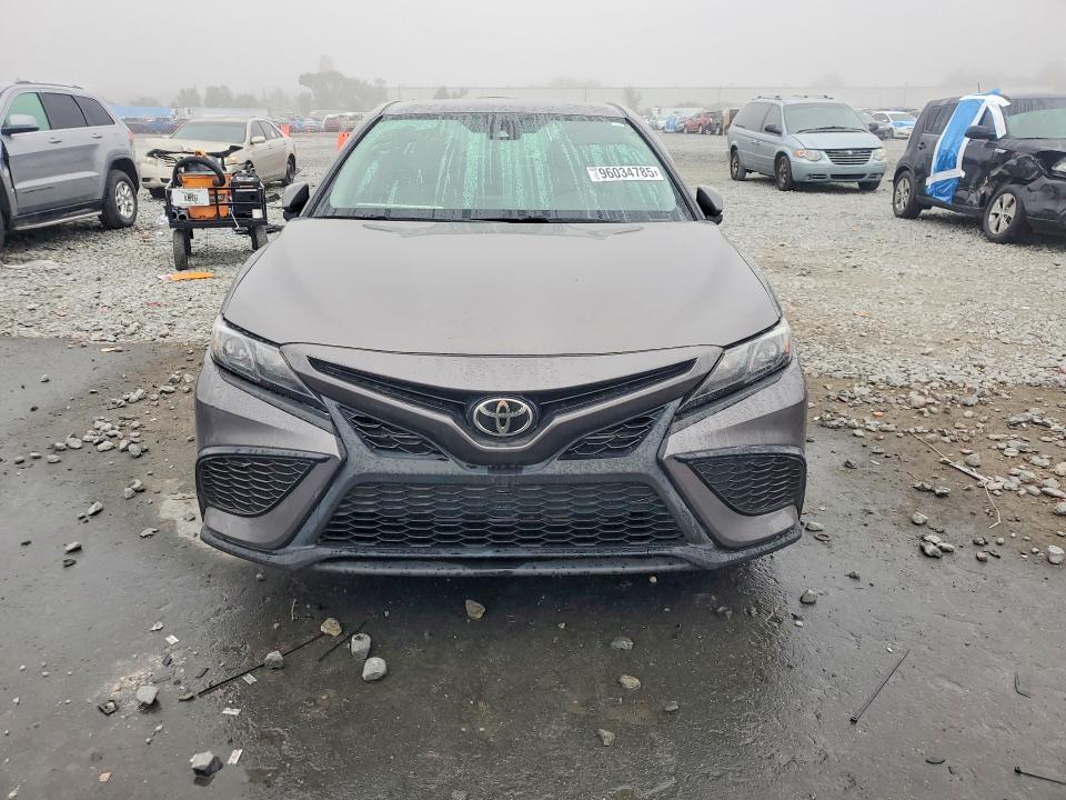 96034785 :رقم المزاد ، 4T1G11AK2MU408043 vin ، 2021 Toyota Camry مزاد بيع