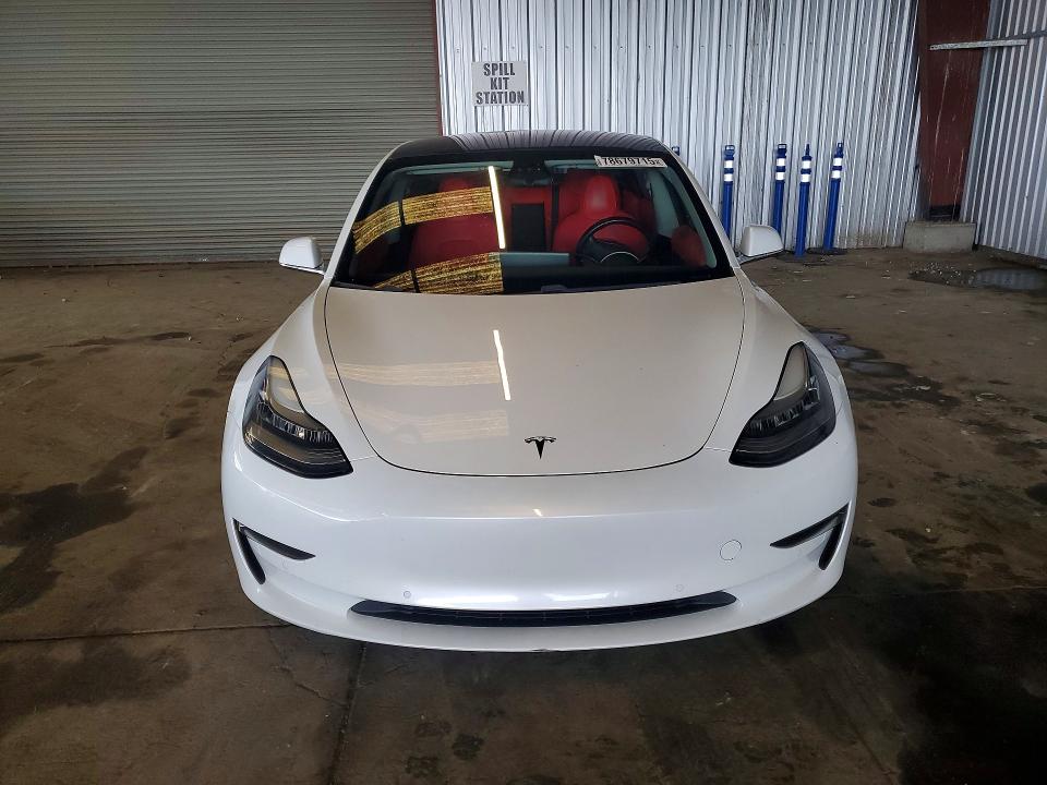 78679715 :رقم المزاد ، 5YJ3E1EB9JF084305 vin ، 2018 Tesla Model 3 مزاد بيع