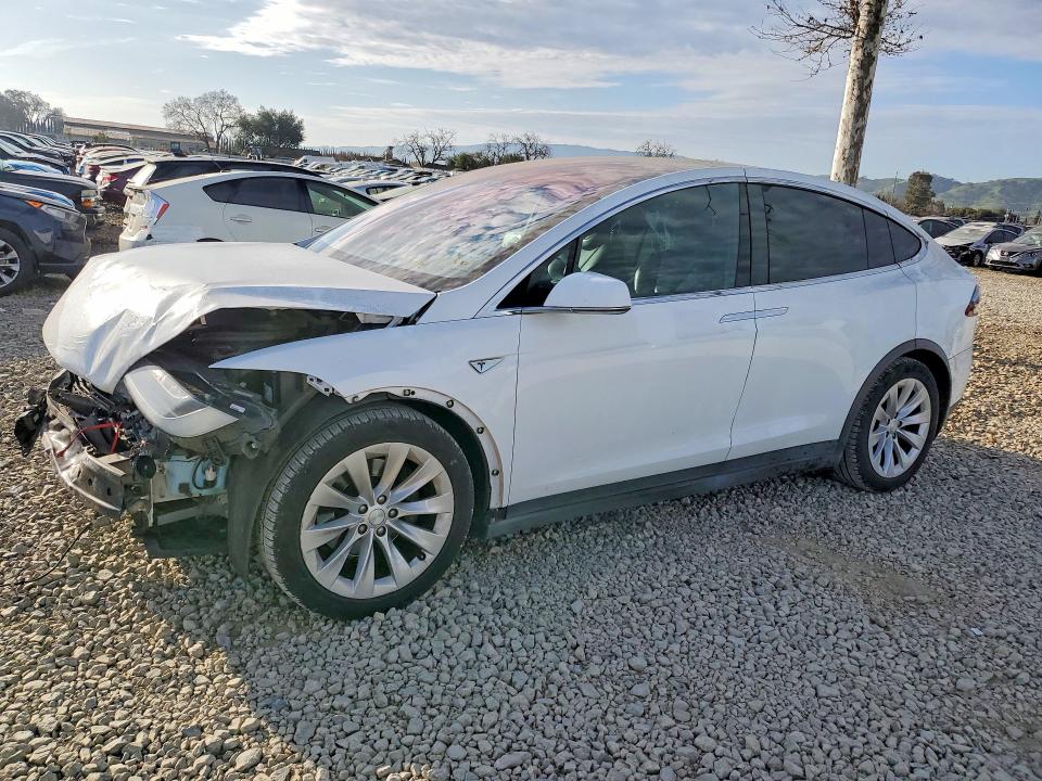 76278765 :رقم المزاد ، 5YJXCBE22GF019611 vin ، 2016 Tesla Model X مزاد بيع
