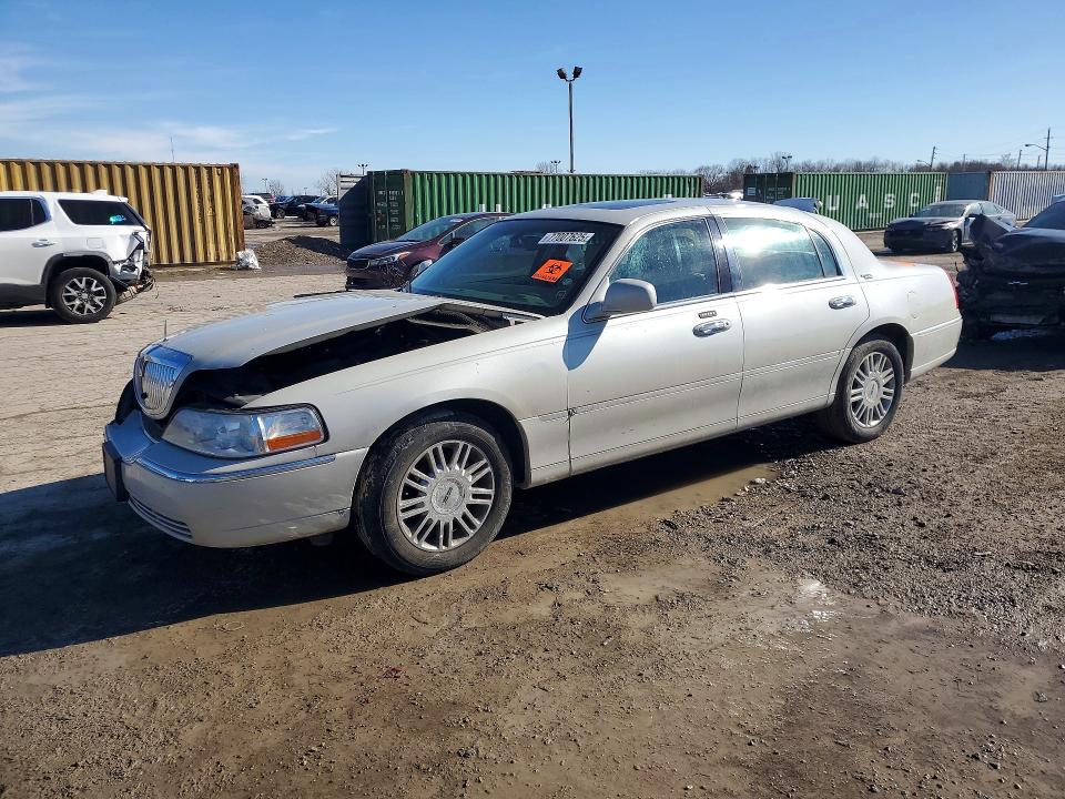 77007625 :رقم المزاد ، 1LNHM82V17Y608910 vin ، 2007 Lincoln Town Car مزاد بيع