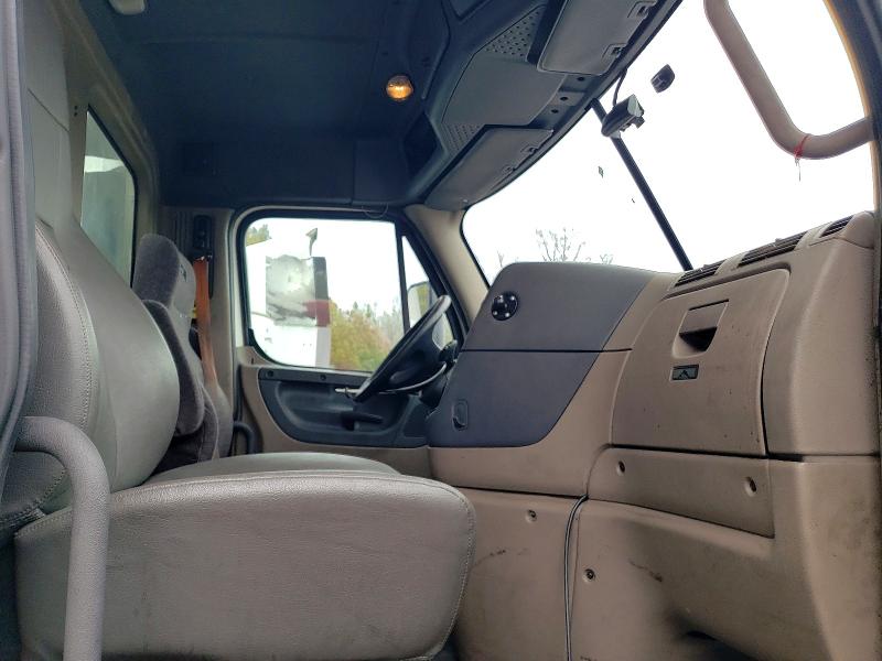 2016 Freightliner Cascadia 1 მანქანა იყიდება აუქციონზე, vin: 1FUBGEDV3GLHC5647, აუქციონის ნომერი: 77515935