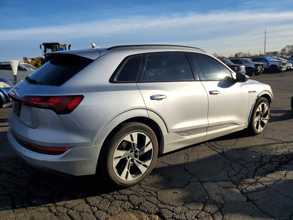 2022 Audi E-tron მანქანა იყიდება აუქციონზე, vin: WA1AAAGE4NB007547, აუქციონის ნომერი: 78201465