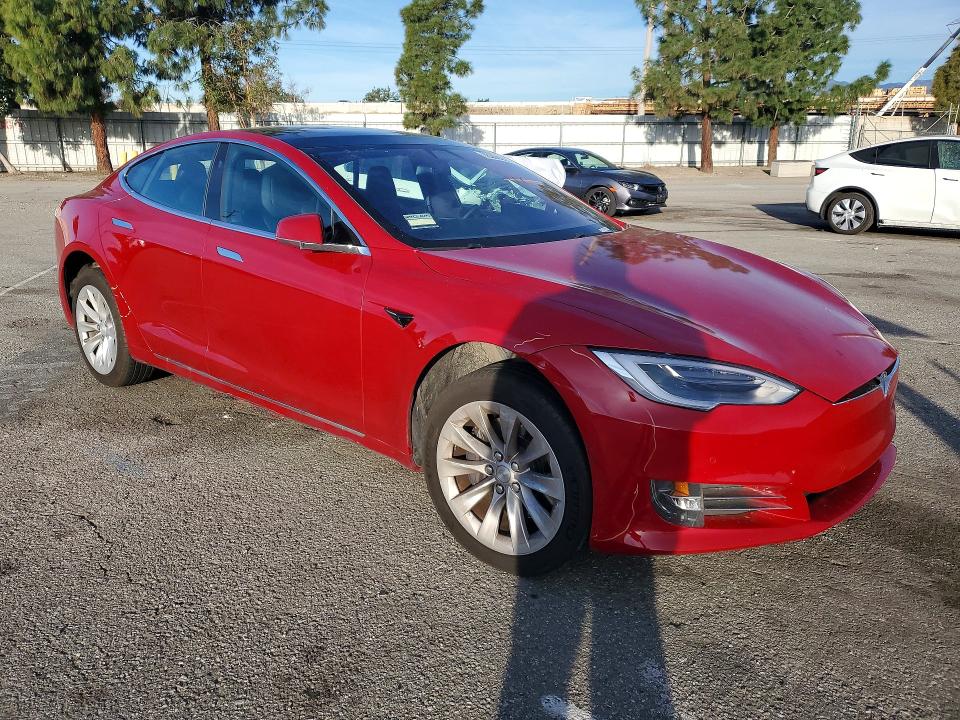 78358555 :رقم المزاد ، 5YJSA1E28JF262664 vin ، 2018 Tesla Model S مزاد بيع