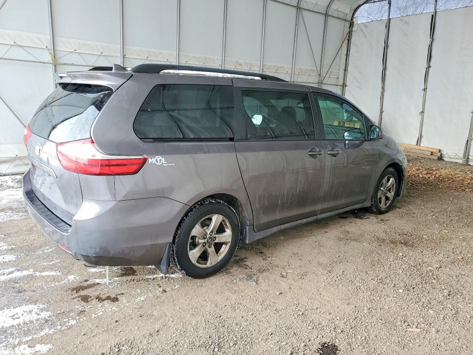 2018 Toyota Sienna Le მანქანა იყიდება აუქციონზე, vin: 5TDKZ3DC4JS937369, აუქციონის ნომერი: 76595475