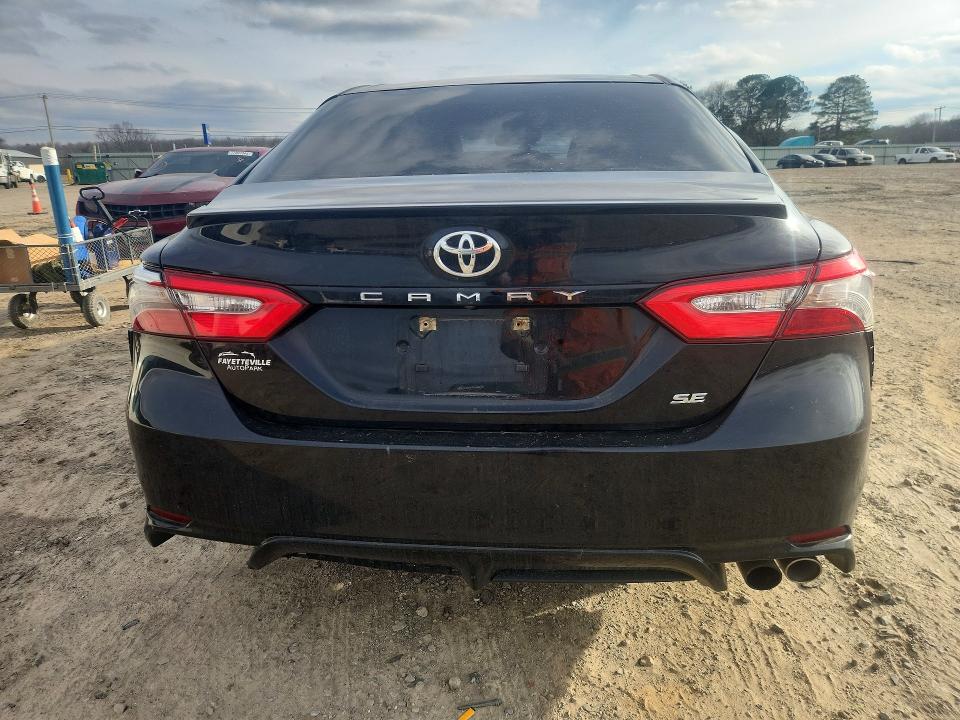 76823915 :رقم المزاد ، 4T1B11HK0JU114328 vin ، 2018 Toyota Camry مزاد بيع
