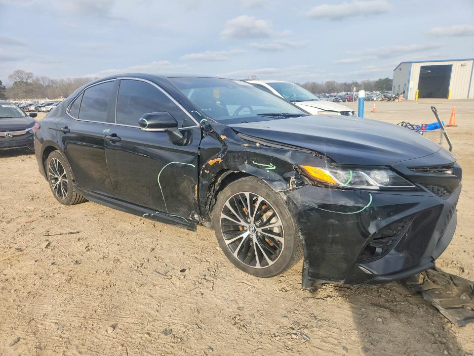 76823915 :رقم المزاد ، 4T1B11HK0JU114328 vin ، 2018 Toyota Camry مزاد بيع