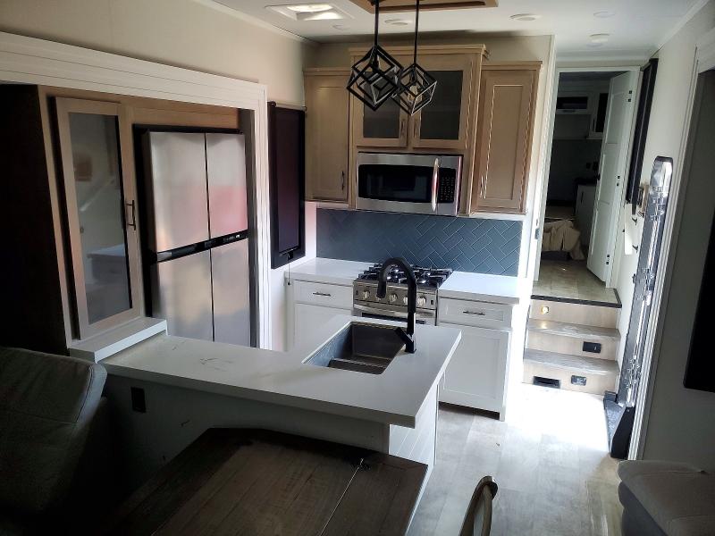 76232005 :رقم المزاد ، 573FM4639PBB00163 vin ، 2023 Grand Desi Momentum مزاد بيع