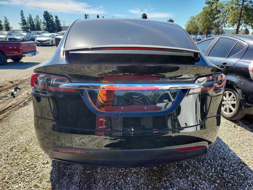 75759705 :رقم المزاد ، 5YJXCDE21JF120089 vin ، 2018 Tesla Model X مزاد بيع