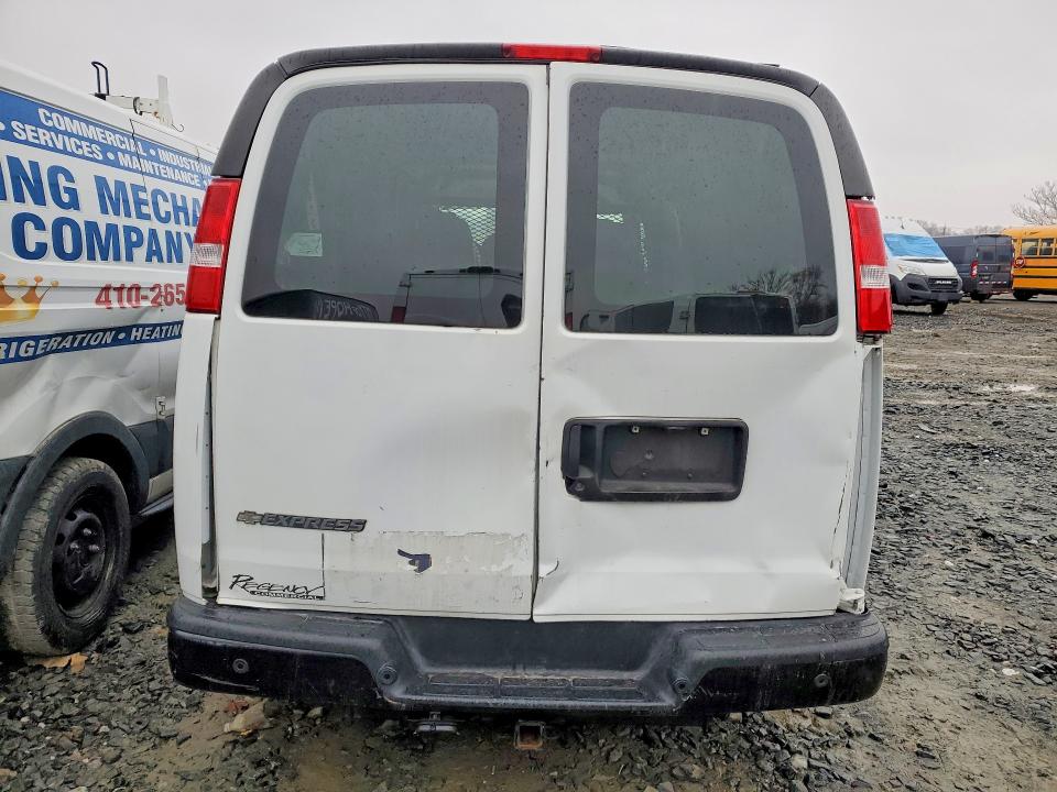 77182155 :رقم المزاد ، 1GCWGBFG4L1273317 vin ، 2020 Chevrolet Express 25 مزاد بيع