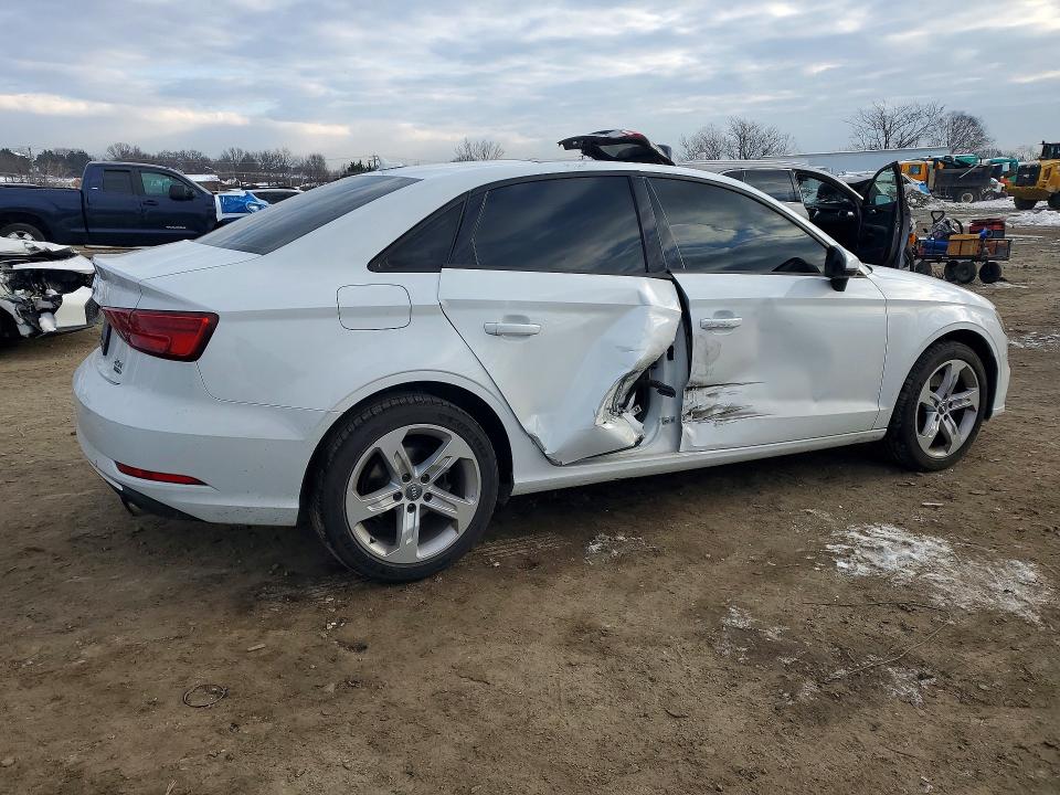 75862955 :رقم المزاد ، WAUB8GFF2J1055581 vin ، 2018 Audi A3 مزاد بيع