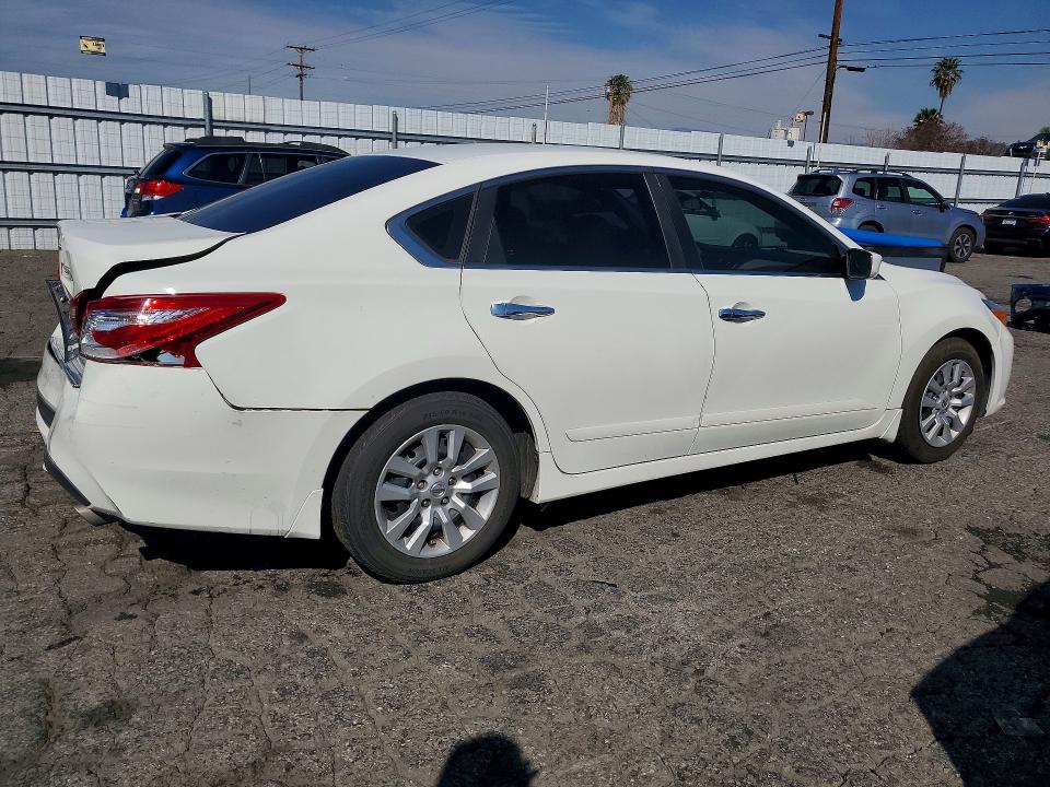 2017 Nissan Altima მანქანა იყიდება აუქციონზე, vin: 1N4AL3APXHN320178, აუქციონის ნომერი: 76827365