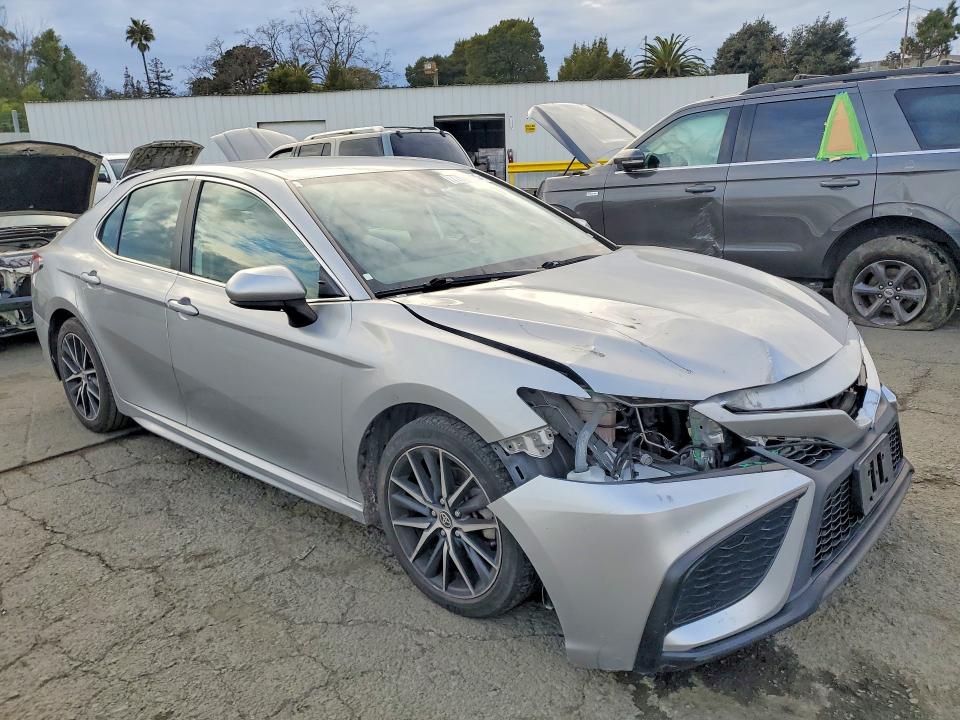 Продаж на аукціоні авто 2021 Toyota Camry, vin: 4T1G11AK6MU530484, номер лоту: 77686825
