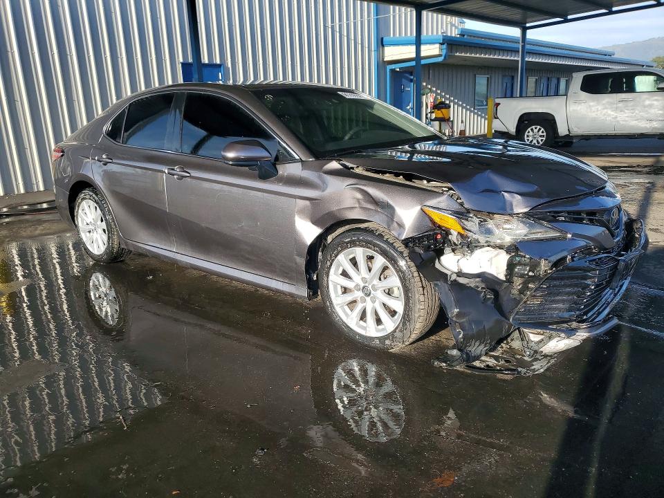73635325 :رقم المزاد ، 4T1B11HK3JU037034 vin ، 2018 Toyota Camry مزاد بيع