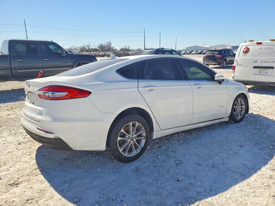 75492175 :رقم المزاد ، 3FA6P0LU4KR104987 vin ، 2019 Ford Fusion مزاد بيع