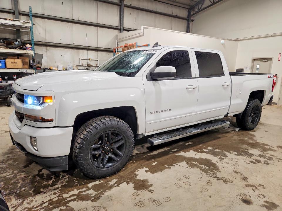 Продаж на аукціоні авто 2018 Chevrolet Silverado, vin: 3GCUKREC9JG475971, номер лоту: 76310275