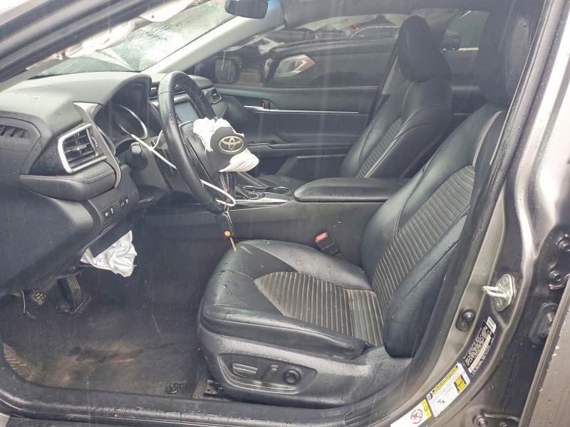 98452895 :رقم المزاد ، 4T1B11HK6JU132185 vin ، 2018 Toyota Camry مزاد بيع