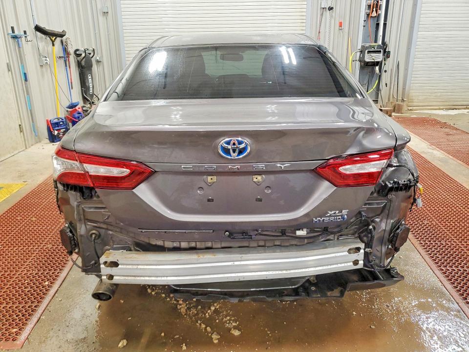 75677995 :رقم المزاد ، 4T1B21HK6JU007622 vin ، 2018 Toyota Camry Hybr مزاد بيع