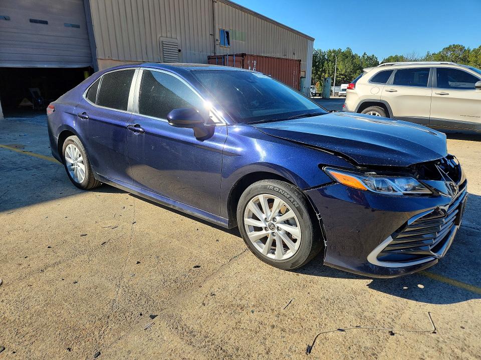 77739465 :رقم المزاد ، 4T1C11AK1NU061000 vin ، 2022 Toyota Camry مزاد بيع