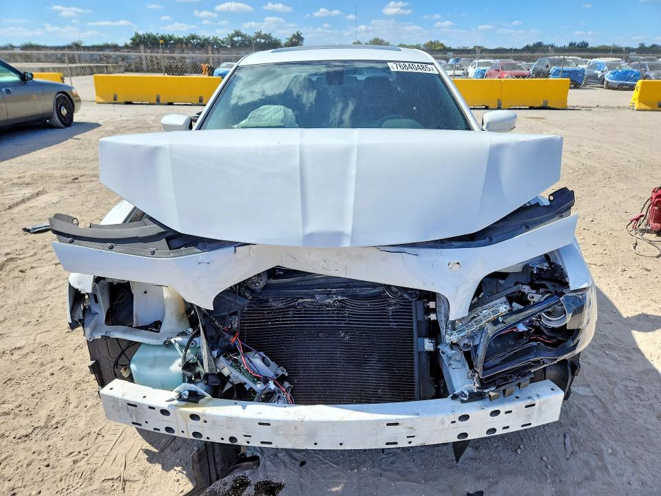 Продажа на аукционе авто 2018 Chrysler 300, vin: 2C3CCABG7JH243729, номер лота: 76840485