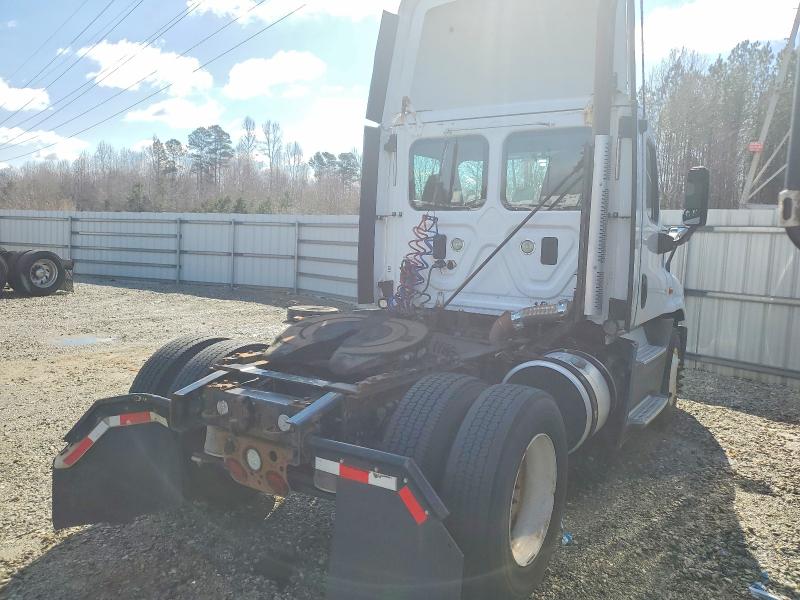 Продажа на аукционе авто 2015 Freightliner Cascadia, vin: 1FUBGEDV8FLGH4743, номер лота: 77423205
