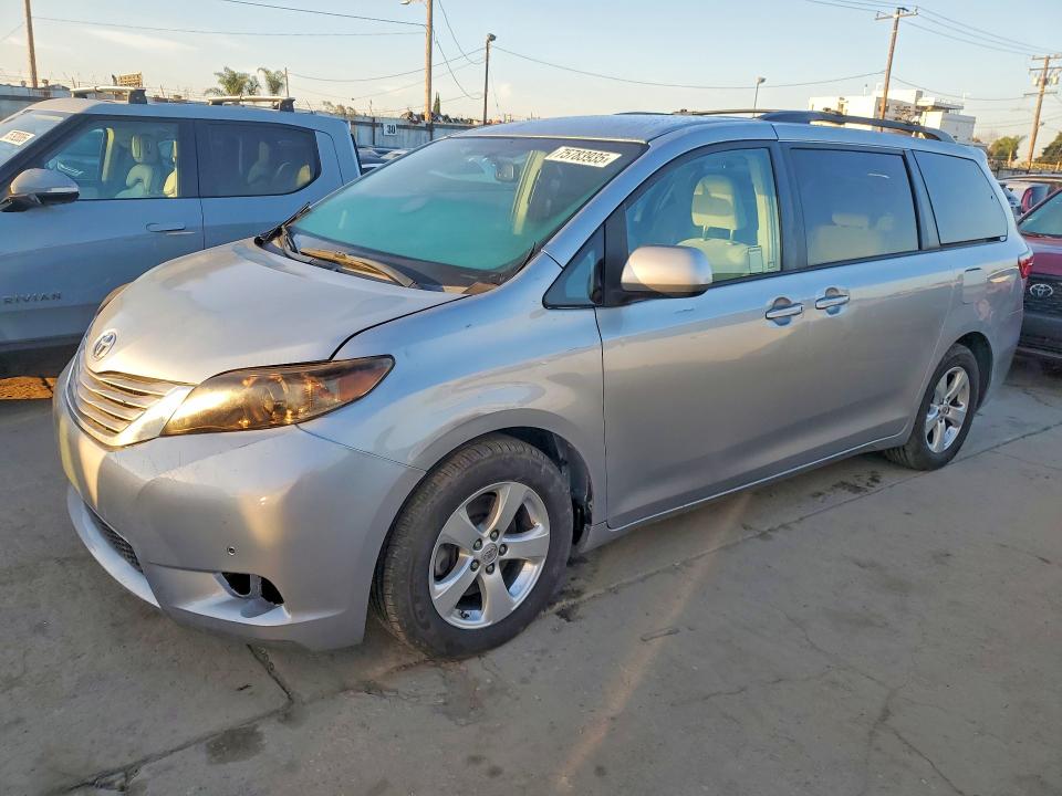 Aukcja sprzedaży 2017 Toyota Sienna Le, vin: 5TDKZ3DC3HS821719, numer aukcji: 75783935