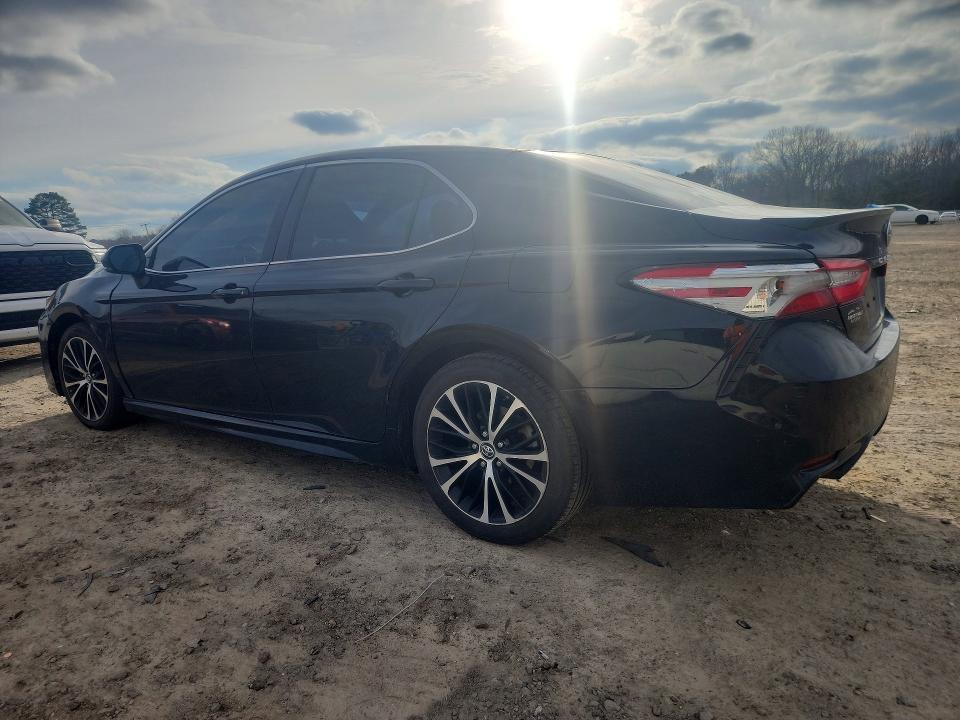 76823915 :رقم المزاد ، 4T1B11HK0JU114328 vin ، 2018 Toyota Camry مزاد بيع