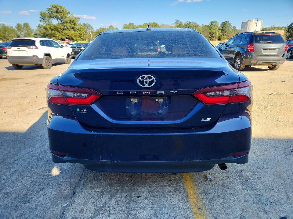 77739465 :رقم المزاد ، 4T1C11AK1NU061000 vin ، 2022 Toyota Camry مزاد بيع