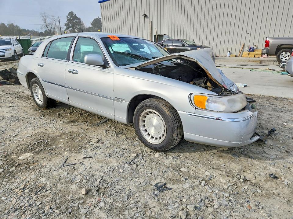 77379095 :رقم المزاد ، 1LNHM81W1YY900195 vin ، 2000 Lincoln Town Car مزاد بيع