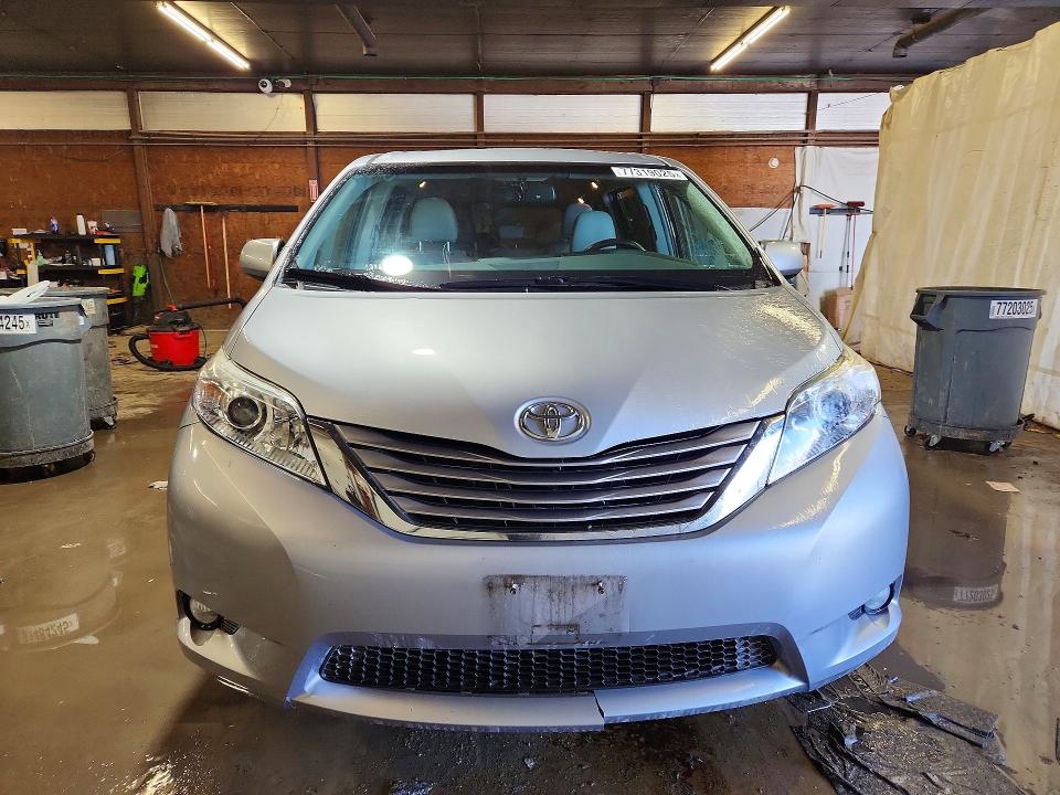 77319025 :رقم المزاد ، 5TDDZ3DC0HS159610 vin ، 2017 Toyota Sienna مزاد بيع